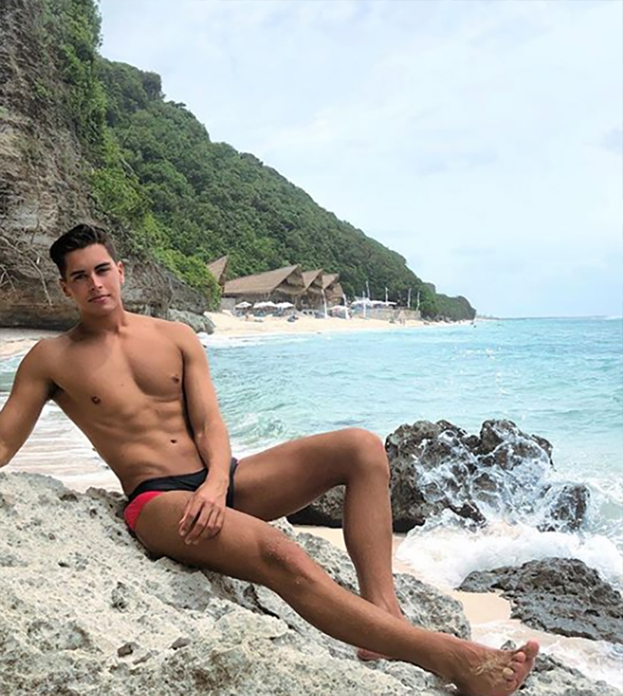 Click for more speedo photos.