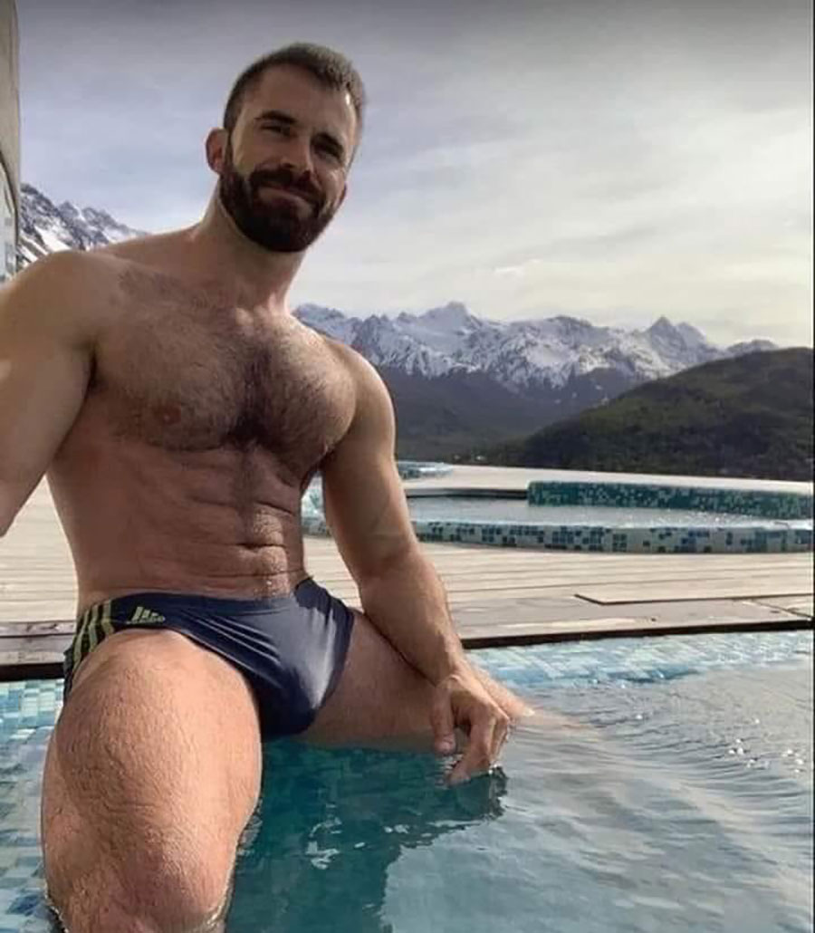 Click for more speedo photos.